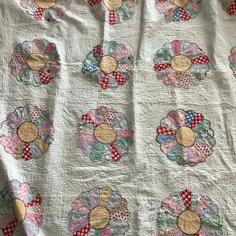 Vintage hand stitched quilt - Picture 3 of 10